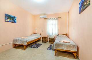 Гостиница Форт Апатур Тамань Двухместный номер эконом-класса с 2 отдельными кроватями и общей ванной комнатой-1